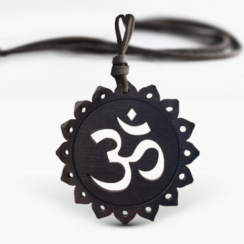 Amuleta din Lemn – OM, Negru, Red Owl