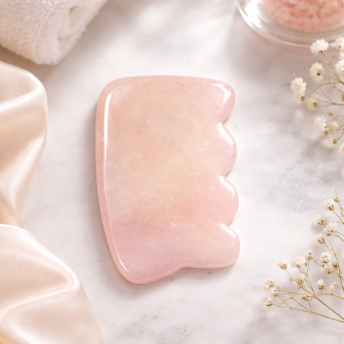 Gua Sha din Cuart Roz – Model Pieptene, 9 x 5 cm