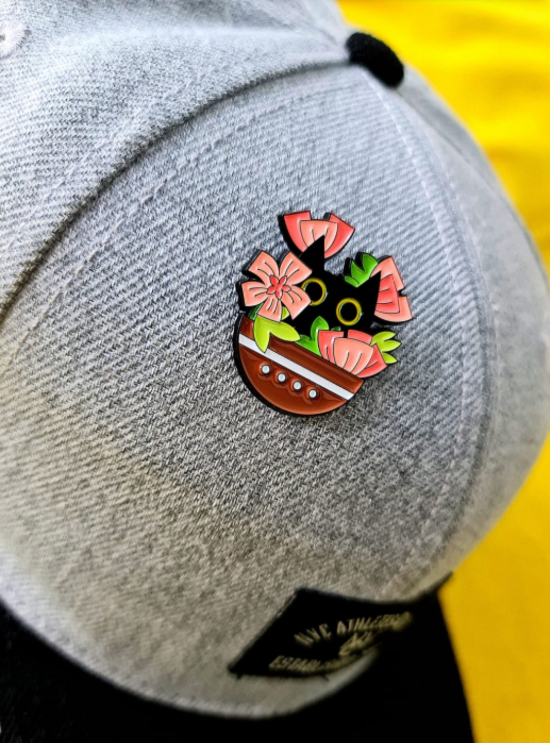 Black Cat in Flowers - Pin Metalic (Insigna)